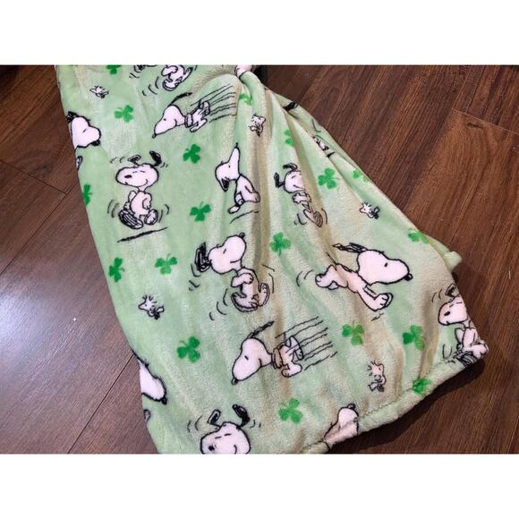 Berkshire Peanuts SNOOPY "Lucky Leaves " Green Throw Blanket Collection - Picture 4 of 4